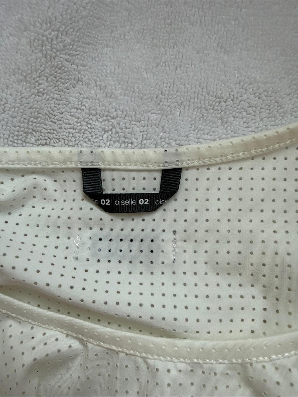 Oiselle Women’s perforated crop top - Picture 3 of 3